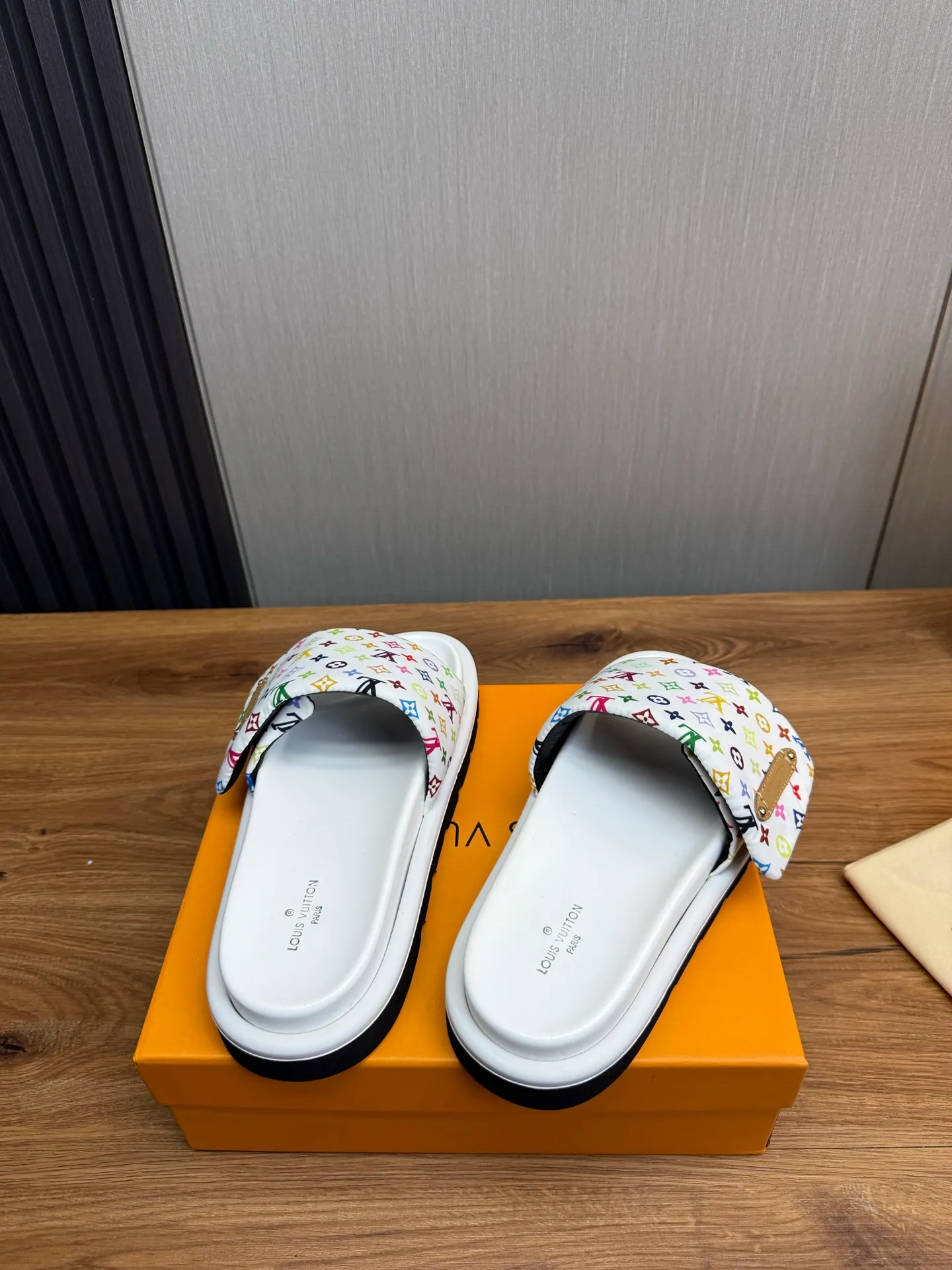 Men's shoes 💰360💰 Lv. hot selling men's slippers 🔥 🩴Official website one to one production 38-45 sizes 45 46 🉑️Customized!